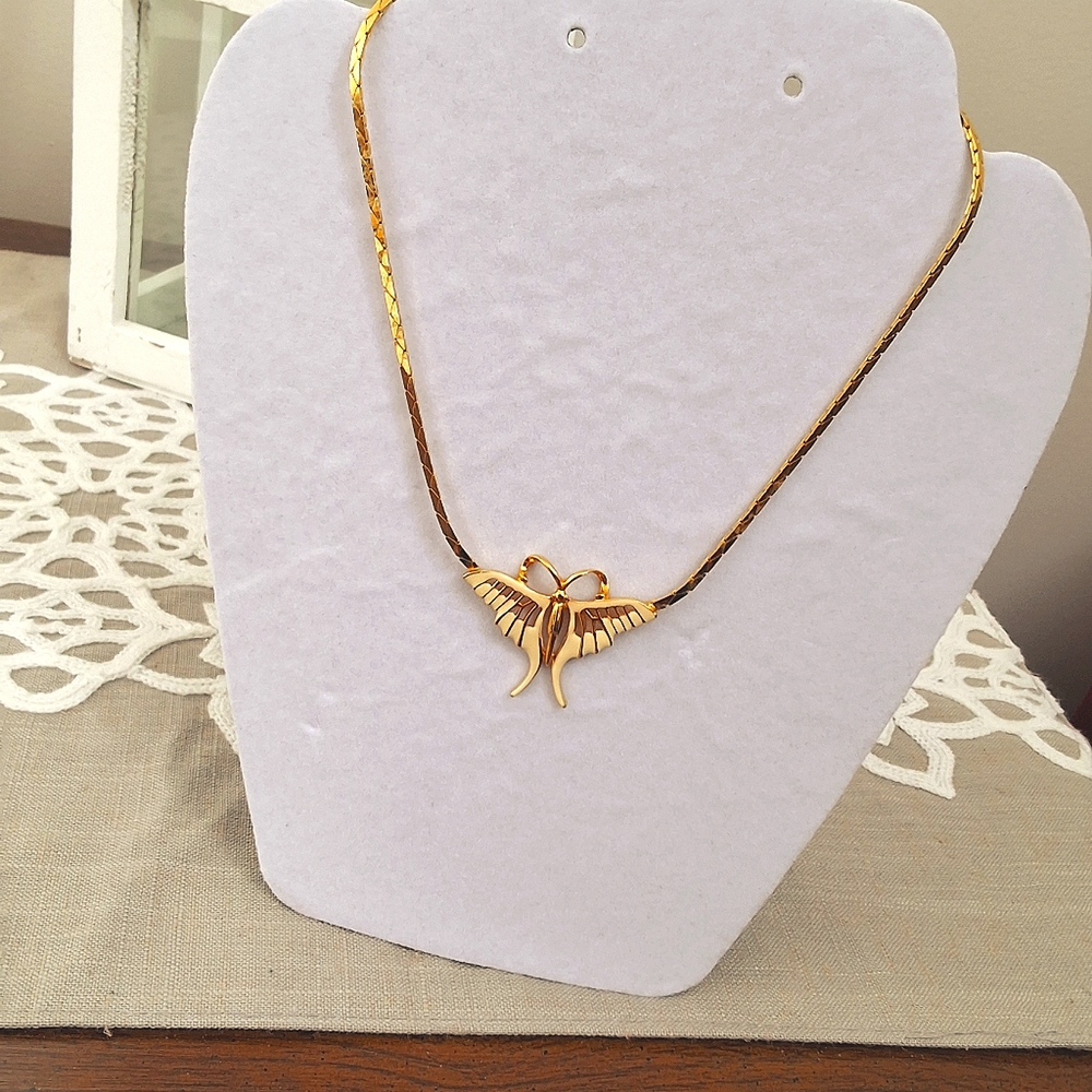 💥SALE💥Butterfly Necklace Gold & Cream Diamond Cut Chain